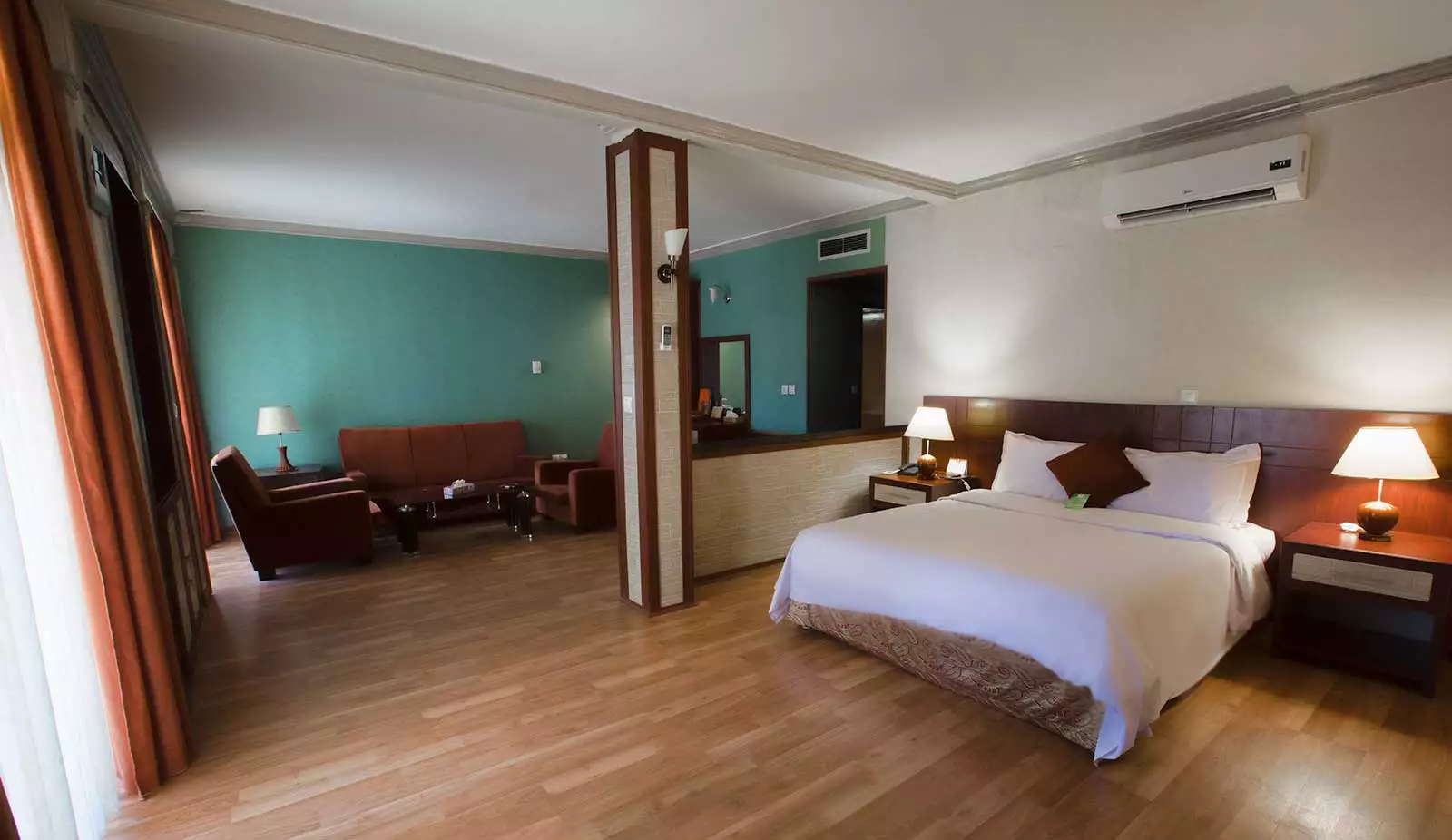 Alibaba https://cdn.alibaba.ir/ostorage/hotel-accommodation-images/6891bed6a1e6f83605b7dbea_سوئیت نرمال ساختمان اصلی (1).webp